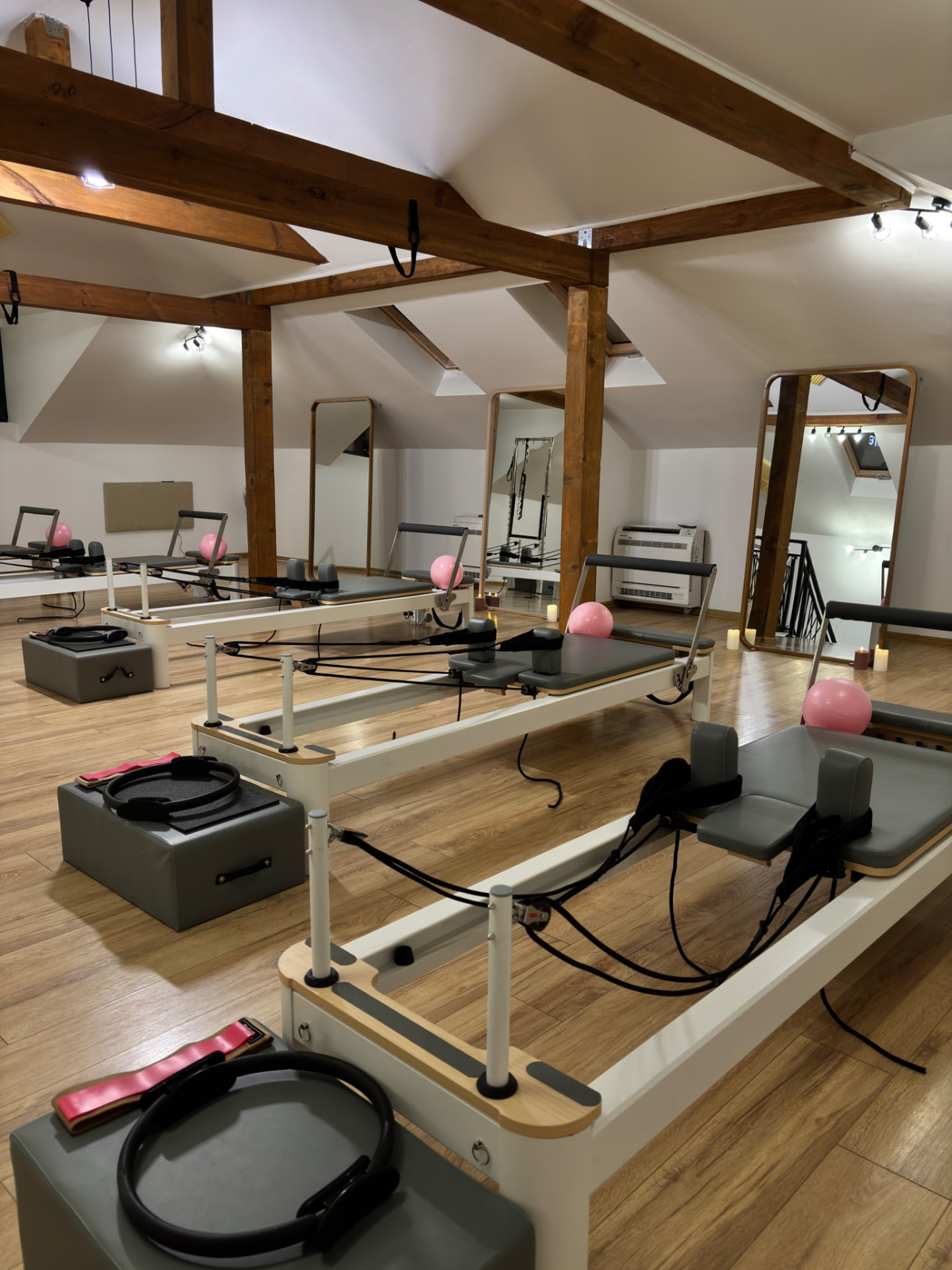 Интериор на Waves Pilates Studio с няколко Pilates Reformer машини